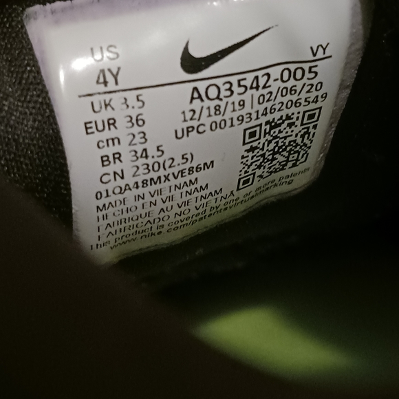 NIKE Youth Size 4